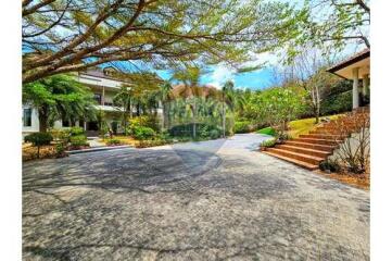 Grand Luxury Mansion in a Great Location of Hua Hin, Soi 88 For Sale