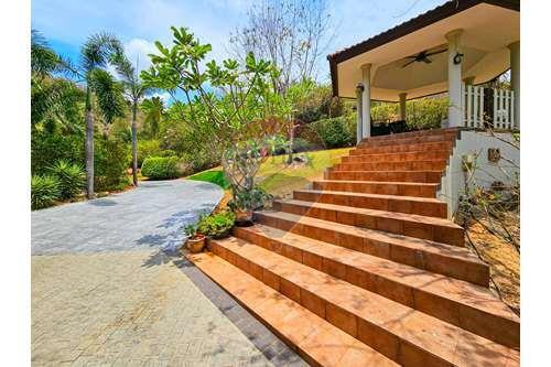 Grand Luxury Mansion in a Great Location of Hua Hin, Soi 88 For Sale
