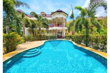 Grand Luxury Mansion in a Great Location of Hua Hin, Soi 88 For Sale