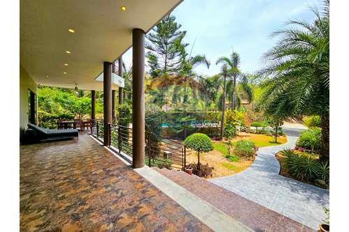 Grand Luxury Mansion in a Great Location of Hua Hin, Soi 88 For Sale