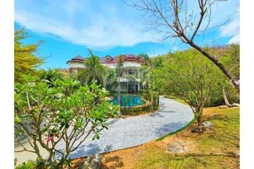 Grand Luxury Mansion in a Great Location of Hua Hin, Soi 88 For Sale