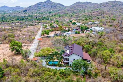 Grand Luxury Mansion in a Great Location of Hua Hin, Soi 88 For Sale