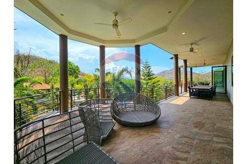 Grand Luxury Mansion in a Great Location of Hua Hin, Soi 88 For Sale