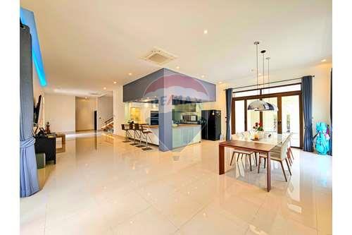 Grand Luxury Mansion in a Great Location of Hua Hin, Soi 88 For Sale