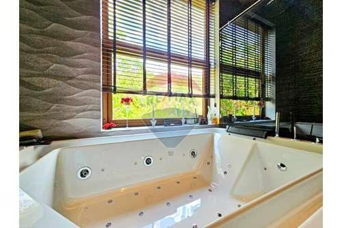 Grand Luxury Mansion in a Great Location of Hua Hin, Soi 88 For Sale