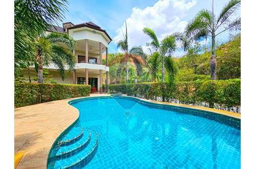 Grand Luxury Mansion in a Great Location of Hua Hin, Soi 88 For Sale