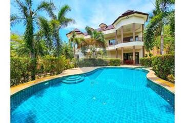 Grand Luxury Mansion in a Great Location of Hua Hin, Soi 88 For Sale