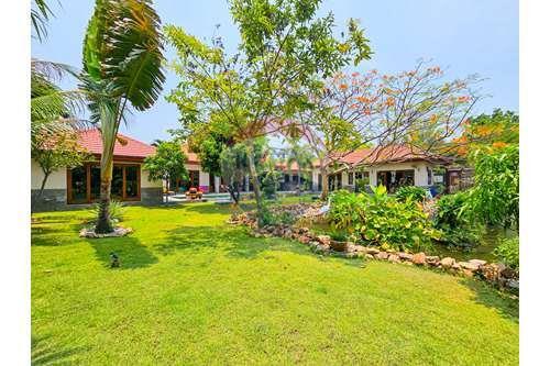 Private Modern Tropical Villa, 5 Bed 5 Bath in Sam Roi Yod For Sale