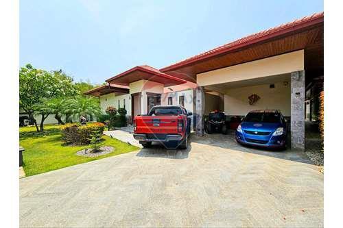 Private Modern Tropical Villa, 5 Bed 5 Bath in Sam Roi Yod For Sale