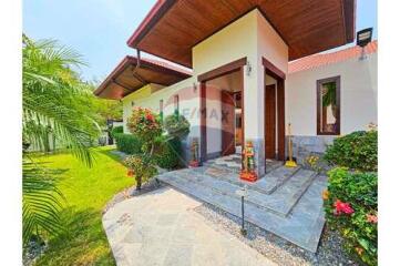 Private Modern Tropical Villa, 5 Bed 5 Bath in Sam Roi Yod For Sale