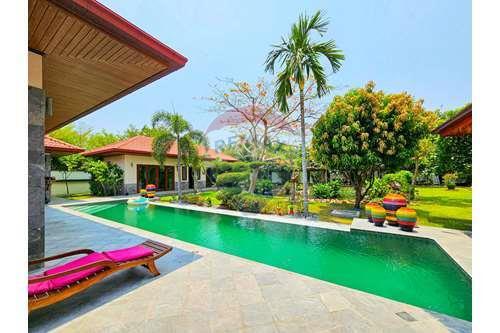 Private Modern Tropical Villa, 5 Bed 5 Bath in Sam Roi Yod For Sale