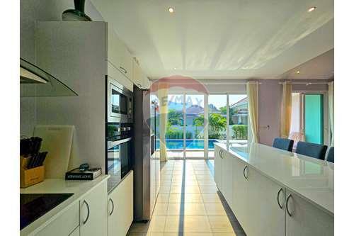 3 Bed 2 Bath Private Modern Villa in Hua Hin Soi 88 For Sale