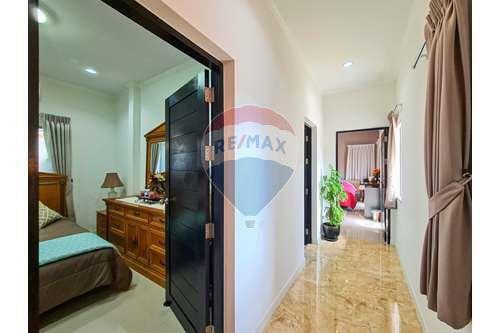 3 Bed 2.5 Bath Nice Villa Hua Hin Soi 6 For Sale