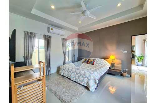 3 Bed 2.5 Bath Nice Villa Hua Hin Soi 6 For Sale