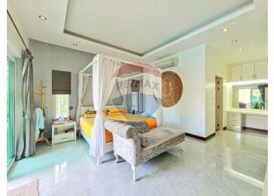 5 Bed 5 Bath Modern Villa in Hua Hin, Cha-Am For Sale