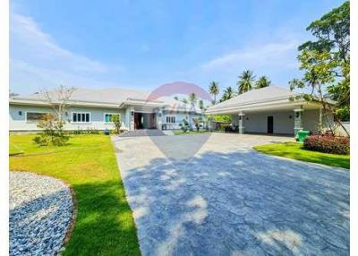 5 Bed 6 Bath Luxury Private Pool Villa in Hua Hin, Thap Tai For Sale