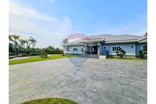 5 Bed 6 Bath Luxury Private Pool Villa in Hua Hin, Thap Tai For Sale