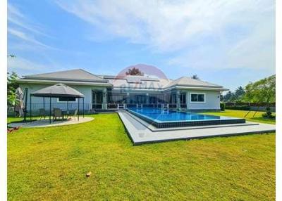 5 Bed 6 Bath Luxury Private Pool Villa in Hua Hin, Thap Tai For Sale