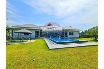 5 Bed 6 Bath Luxury Private Pool Villa in Hua Hin, Thap Tai For Sale