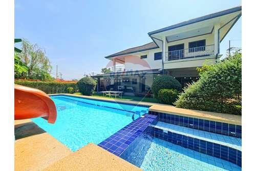 5 Bed 3 Bath Two Storey, Nice Private Villa in Hua Hin Soi 6 Fir Sale