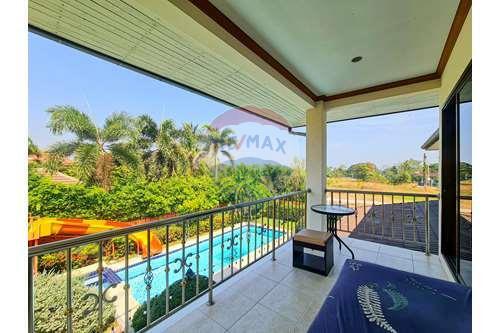 5 Bed 3 Bath Two Storey, Nice Private Villa in Hua Hin Soi 6 Fir Sale