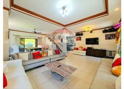 5 Bed 3 Bath Two Storey, Nice Private Villa in Hua Hin Soi 6 Fir Sale