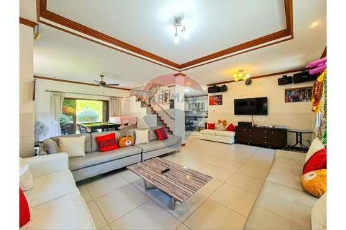 5 Bed 3 Bath Two Storey, Nice Private Villa in Hua Hin Soi 6 Fir Sale