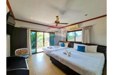 5 Bed 3 Bath Two Storey, Nice Private Villa in Hua Hin Soi 6 Fir Sale