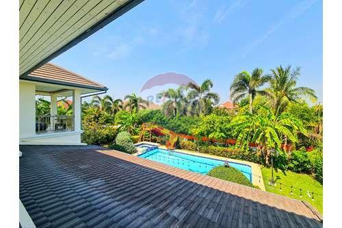 5 Bed 3 Bath Two Storey, Nice Private Villa in Hua Hin Soi 6 Fir Sale