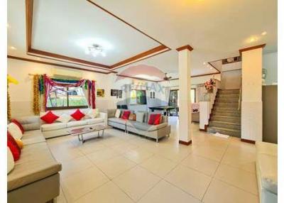 5 Bed 3 Bath Two Storey, Nice Private Villa in Hua Hin Soi 6 Fir Sale