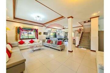 5 Bed 3 Bath Two Storey, Nice Private Villa in Hua Hin Soi 6 Fir Sale