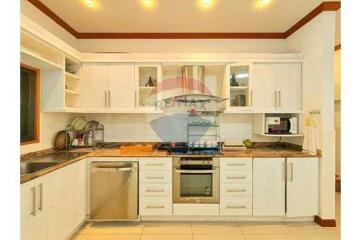 5 Bed 3 Bath Two Storey, Nice Private Villa in Hua Hin Soi 6 Fir Sale