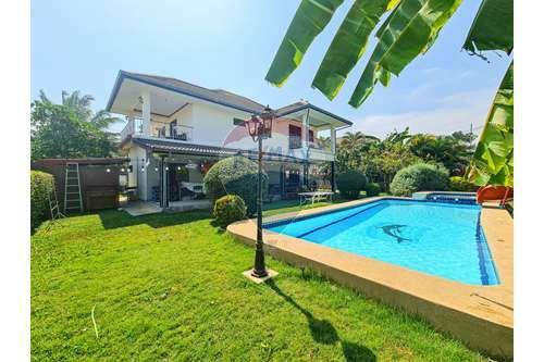 5 Bed 3 Bath Two Storey, Nice Private Villa in Hua Hin Soi 6 Fir Sale