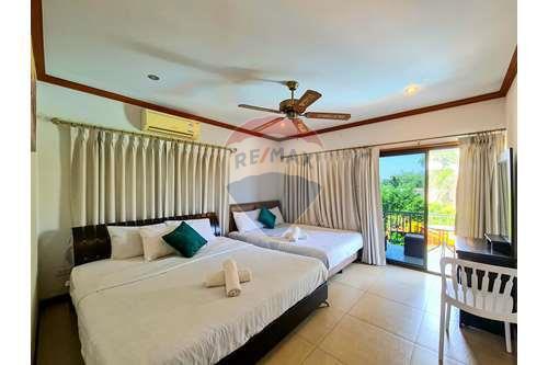 5 Bed 3 Bath Two Storey, Nice Private Villa in Hua Hin Soi 6 Fir Sale