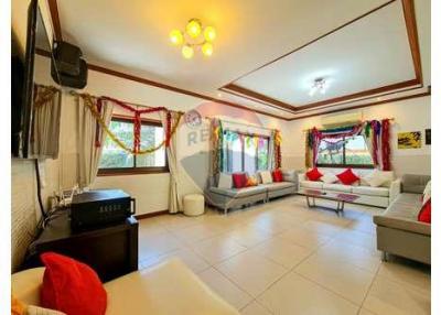 5 Bed 3 Bath Two Storey, Nice Private Villa in Hua Hin Soi 6 Fir Sale