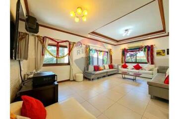 5 Bed 3 Bath Two Storey, Nice Private Villa in Hua Hin Soi 6 Fir Sale