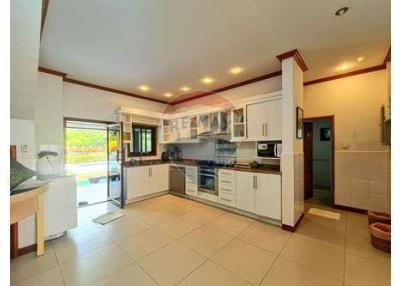 5 Bed 3 Bath Two Storey, Nice Private Villa in Hua Hin Soi 6 Fir Sale