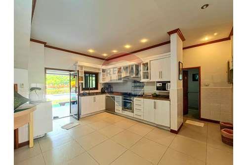 5 Bed 3 Bath Two Storey, Nice Private Villa in Hua Hin Soi 6 Fir Sale