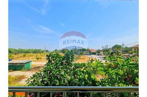 5 Bed 3 Bath Two Storey, Nice Private Villa in Hua Hin Soi 6 Fir Sale