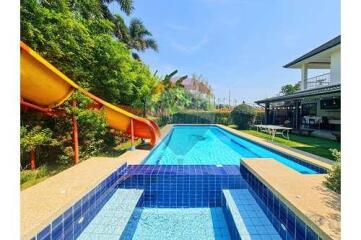 5 Bed 3 Bath Two Storey, Nice Private Villa in Hua Hin Soi 6 Fir Sale