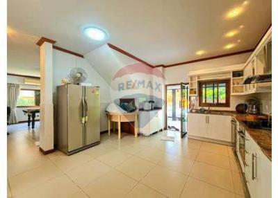 5 Bed 3 Bath Two Storey, Nice Private Villa in Hua Hin Soi 6 Fir Sale