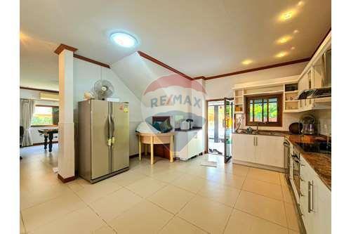 5 Bed 3 Bath Two Storey, Nice Private Villa in Hua Hin Soi 6 Fir Sale