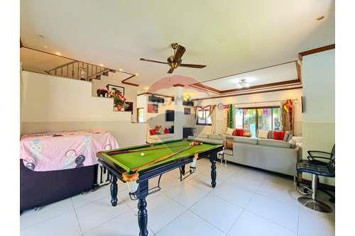 5 Bed 3 Bath Two Storey, Nice Private Villa in Hua Hin Soi 6 Fir Sale