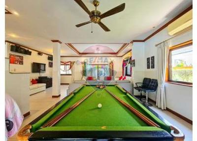 5 Bed 3 Bath Two Storey, Nice Private Villa in Hua Hin Soi 6 Fir Sale