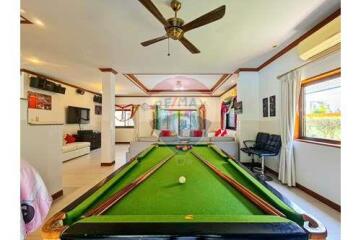 5 Bed 3 Bath Two Storey, Nice Private Villa in Hua Hin Soi 6 Fir Sale