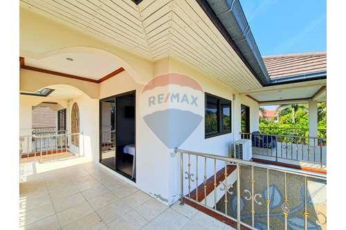 5 Bed 3 Bath Two Storey, Nice Private Villa in Hua Hin Soi 6 Fir Sale