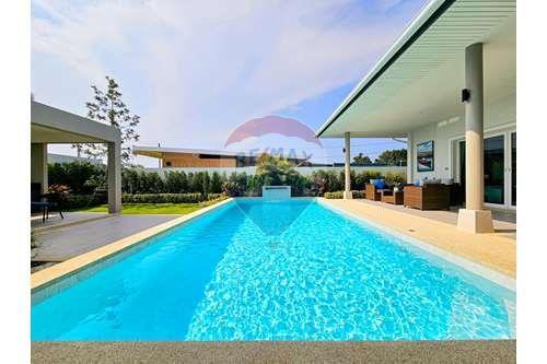 Brand New Luxury Pool Villa (Type A) in Hua Hin Soi 112 For Sale