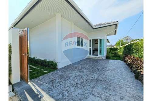 Brand New Luxury Pool Villa (Type A) in Hua Hin Soi 112 For Sale