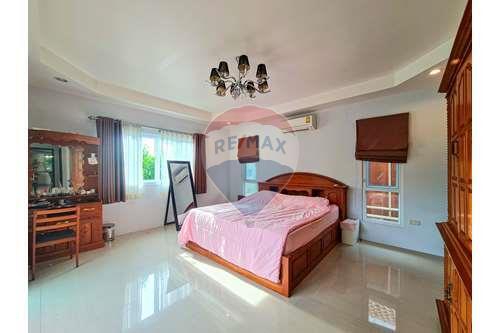 3 Bed 2 Bath Stunning Lake View Villa in Hua Hin Soi 112 For Sale