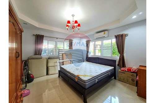 3 Bed 2 Bath Stunning Lake View Villa in Hua Hin Soi 112 For Sale